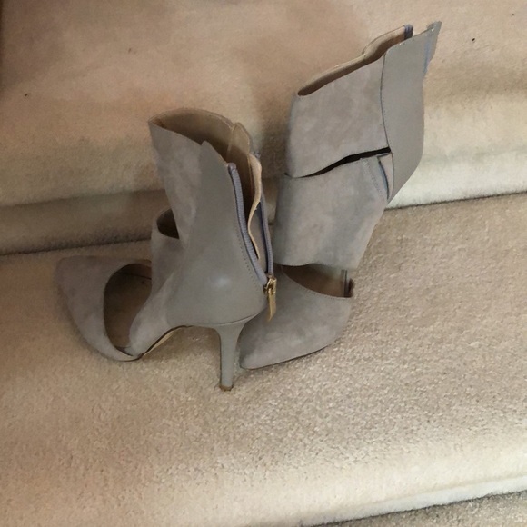 Gorgeous pair of grey/taupe dress shoes. Ladies 8. - Picture 3 of 9